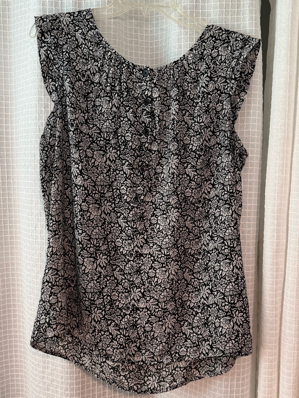 LOFT Black and White Ruffle Sleeveless Blouse Medium Good Condition